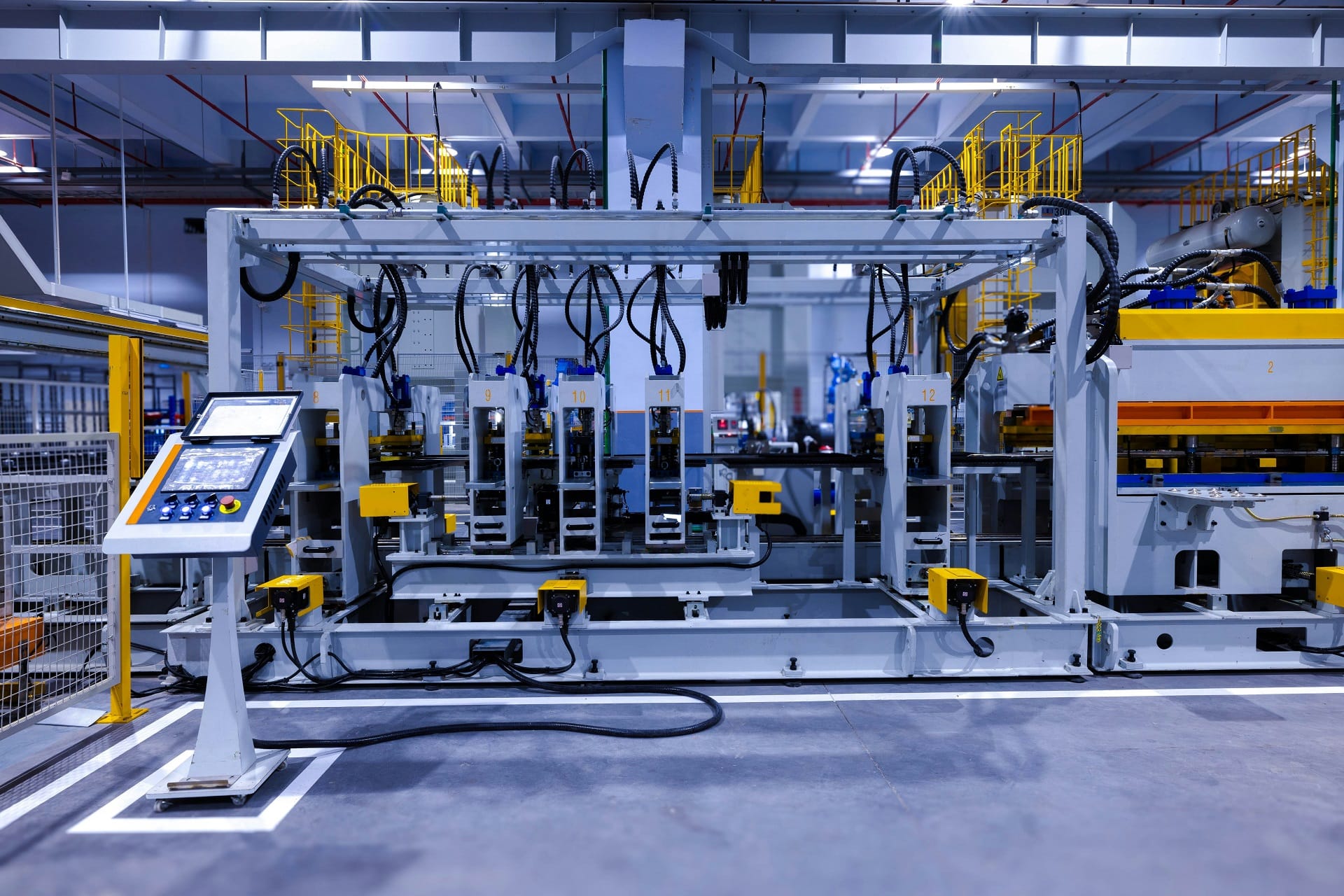 Moderne Industriemaschine in einer Fertigungshalle
